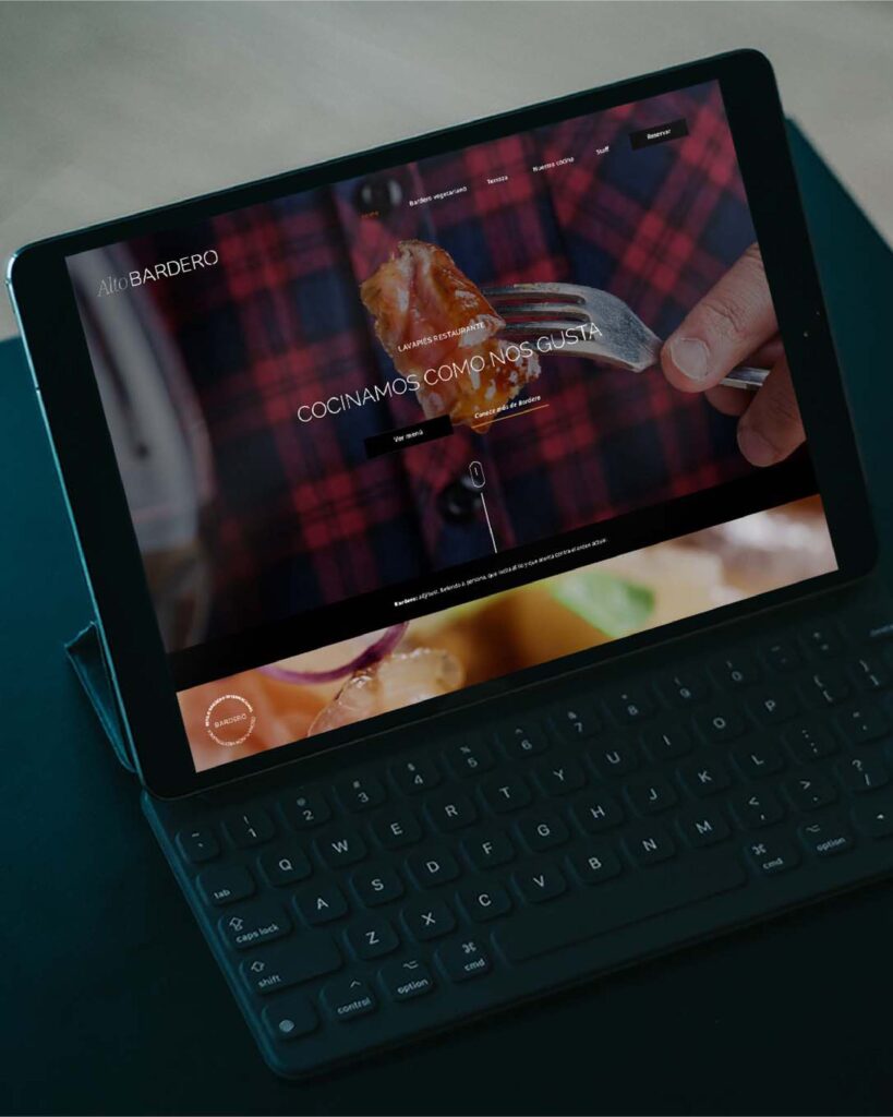 Tablet con teclado mostrando sitio web de restaurante