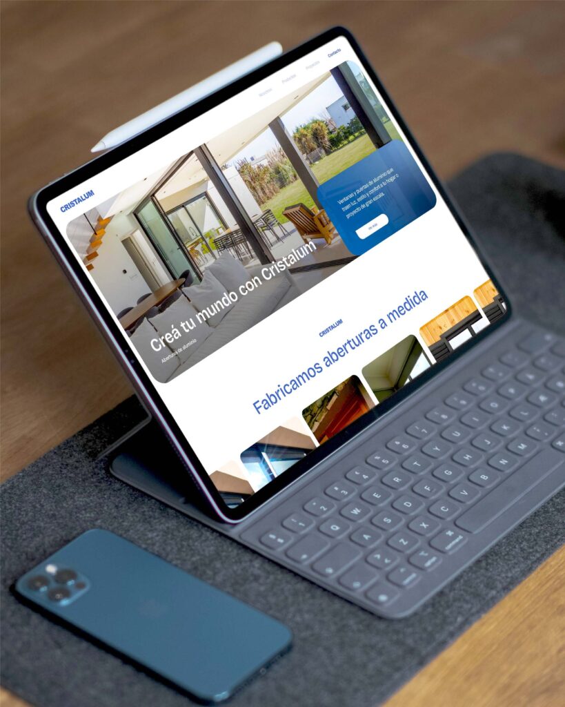 Tablet con landing page de fábrica de aberturas de aluminio