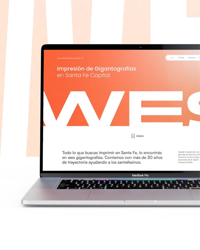 Computadora con un sitio web de una imprenta
